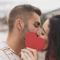 Фото с сайта <a href="https://www.freepik.com/free-photo/couple-kissing-with-paper-heart-shape_7872073.htm">Image by Freepik</a>