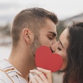 Фото с сайта <a href="https://www.freepik.com/free-photo/couple-kissing-with-paper-heart-shape_7872073.htm">Image by Freepik</a>