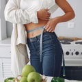 Фото с сайта <a href="https://www.freepik.com/free-photo/beautiful-sporty-woman-kitchen-with-vegetables_6238805.htm">Image by prostooleh</a> on Freepik