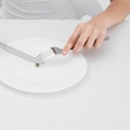 Фото с сайта <a href="https://www.freepik.com/free-photo/young-woman-with-eating-disorder-wanting-eat-pea_20282357.htm">Freepik</a>