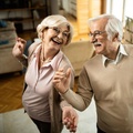 Фото с сайта <a href="https://www.freepik.com/free-photo/high-angle-view-carefree-senior-couple-having-fun-while-dancing-home_25777331.htm">Freepik</a>, Image by Drazen Zigic