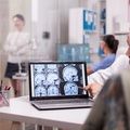 Фото с сайта <a href="https://www.freepik.com/free-photo/senior-woman-hospital-office-looking-brain-ct-scan-while-discussing-with-doctor-about-diagnosis-sick-young-woman-elderly-medic-with-grey-hair-clinic-corridor_16960685.htm">Image by DCStudio</a> on Freepik