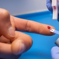 Фото с сайта <a href="https://www.freepik.com/free-photo/closeup-shot-doctor-with-rubber-gloves-taking-blood-test-from-patient_23834917.htm">Freepik</a>, Image by wirestock