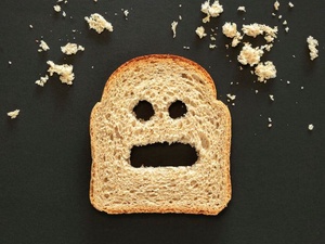 Фото с сайта <a href="https://www.freepik.com/free-photo/top-view-bread-expressing-feeling_13107477.htm">Freepik</a> / Цельнозерновой хлеб оказался не сильно полезнее белого