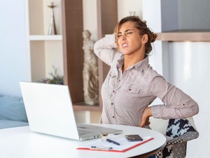 <a href="https://www.freepik.com/free-photo/portrait-young-stressed-woman-sitting-home-office-desk-front-laptop-touching-aching-back-with-pained-expression-suffering-from-backache-after-working-laptop_27157528.htm">Image by stefamerpik</a> on Freepik / Ученые предложили инновационный метод лечения боли в пояснице
