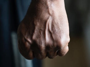 Фото с сайта <a href="https://www.freepik.com/free-photo/closeup-black-hand-fist_3213035.htm">Freepik</a>, image by rawpixel.com / Как недостаток тестостерона влияет на человека и общество