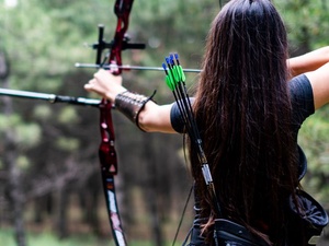 Фото с сайта <a href="https://www.freepik.com/free-photo/athletic-female-aiming-with-bow-arrow-towards-trees_17246519.htm">Freepik</a>, image by wirestock / Женщины могут охотиться не хуже мужчин — а в чем-то даже лучше
