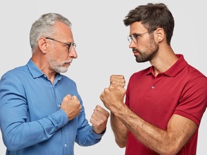 Фото с сайта <a href="https://www.freepik.com/free-photo/sideways-shot-two-men-competitors-look-seriously-each-other-keeps-hand-clenched-fists-ready-fight-can-t-share-common-business-stand-against-white-wall-people-competition_10421289.htm">Image by wayhomestudio</a> on Freepik / Как находить общий язык со своими врагами