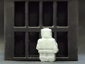 Стоп-кадр видео / Инженеры создали робота из жидкого металла, способного менять форму и даже проникать внутрь человека (видео)