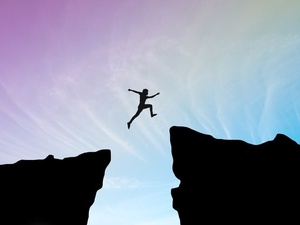 Фото с сайта <a href="https://www.freepik.com/free-photo/man-jump-through-gap-hill-man-jumping-cliff-blue-sky-business-concept-idea_1150913.htm">Image by jigsawstocker</a> on Freepik / Почему мы рискуем — и как принимать обдуманные решения