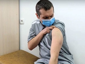 Стоп-кадр видео / В России разработчик препарата от болезни Бехтерева испытал его на себе