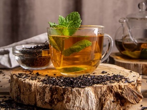 Фото с сайта <a href="https://www.freepik.com/free-photo/cup-with-tea-mint_8384266.htm">Freepik</a> / Ученые объяснили, как зеленый чай снижает вред от жирной пищи и помогает бороться с лишним весом