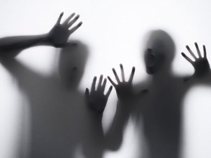 Фото с сайта <a href="https://www.freepik.com/free-photo/terrifying-hands-silhouettes-studio_60407013.htm">Freepik</a> / Люди и нежить теперь неразличимы
