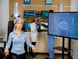 Фото с сайта <a href="https://www.freepik.com/free-photo/patient-who-is-brain-scanned-his-activity-is-seen-big-screen-neurology-headset_21614332.htm">Freepik</a>, image by DCStudio / Действительно ли мы используем только 10% своего мозга?