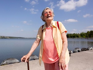 Фото с сайта <a href="https://www.freepik.com/free-photo/woman-traveling-alone-summer_16188894.htm">Freepik</a> / Анализ крови столетних людей помог раскрыть некоторые секреты долголетия