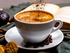 Фото с сайта <a href="https://www.freepik.com/free-photo/front-view-cup-cappuccino-with-cookies-book-table_7747482.htm">Freepik</a>, image by stockking