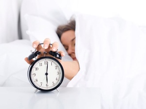 Фото с сайта <a href="https://www.freepik.com/free-photo/woman-turning-off-alarm-clock_13190195.htm">Image by gpointstudio</a> on Freepik / Научно доказано: люди, которые спят хотя бы 7,5 часов, меньше хотят есть