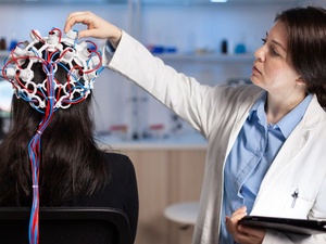 Фото с сайта <a href="https://www.freepik.com/free-photo/back-view-woman-patient-wearing-performant-eeg-headset-sitting-chair-neurological-research-laboratory-while-medical-researcher-adjusting-it-examining-nervous-system-typing-tablet_18470751.htm">Freepik</a>, image by DCStudio