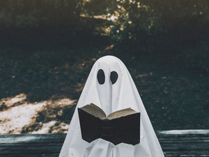 Фото с сайта <a href="https://www.freepik.com/free-photo/ghost-reading-opened-book-park_2944126.htm">Freepik</a> / Как заработать на призраках