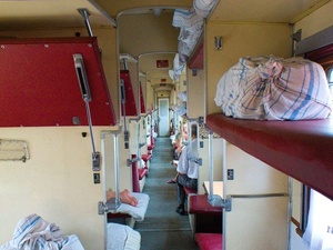 / В поезде «Киев-Рахов» на женщину упала полка с пассажиром — потерпевшая получила тяжелые травмы