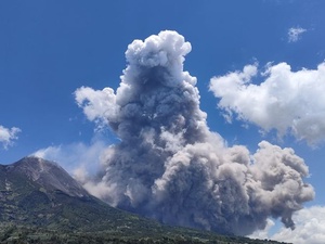Foto: Awan Panas Guguran teramati dari puncak Gunung Merapi, Sabtu (BPPTKG) / В Индонезии проснулся вулкан Судного дня