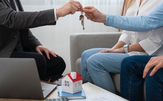 Взять квартиру в ипотеку и сдавать ее — выгодно ли это?