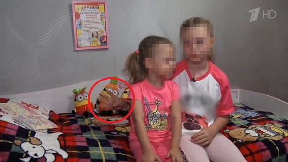 В эфире Первого канала восьмилетняя девочка показала жест, который считается просьбой о помощи. 