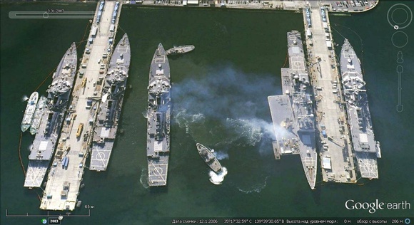 Крейсер типа «Тикондерога» и эсминцы типа «Орли Бёрк» в ВМБ Йокосука