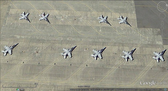 Американские палубные истребители F/А-18 на японской авиабазе Ивакуни