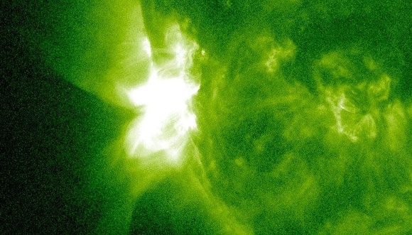 Вспышка уровня X на восточном (левом) краю Солнца 20 июня 2023 года.
