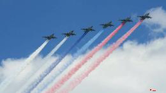Штурмовики Су-25 раскрасили небо над Красной площадью в цвета триколора
