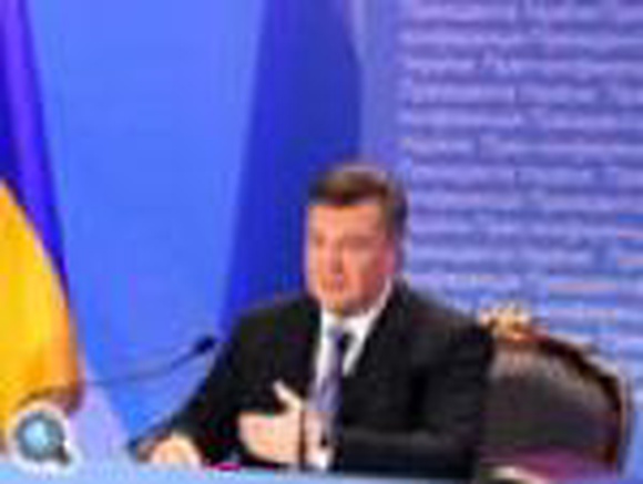 Янукович раскритиковал 'аферистов', которые используют чернобыльцев