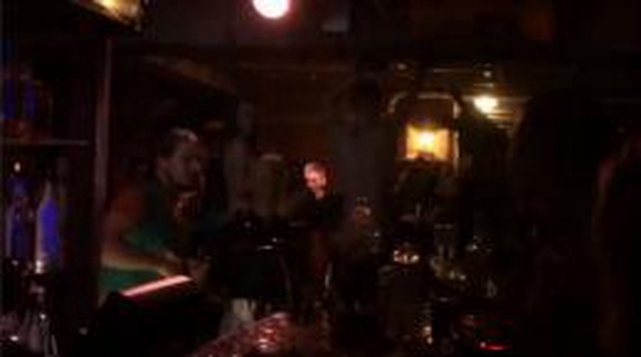 В ночном клубе Улан-Удэ посетители занялись сексом на барной стойке