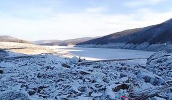 Огромный метеорит заблокировал реку в Хабаровском крае