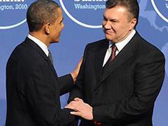 Янукович поздравил Обаму с 20-й годовщиной установления дипотношений