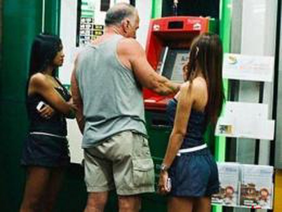Снимок мужчины у банкомата стал объектом пародий в Сети