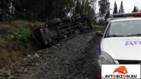 В Кузбассе перевернулся грузовик Scania