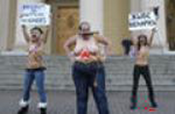 За активистками Femen отправился украинский консул в Беларуси