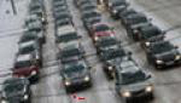 Москва второй день стоит в многокилометровых пробках из-за снегопада (ВИДЕО)