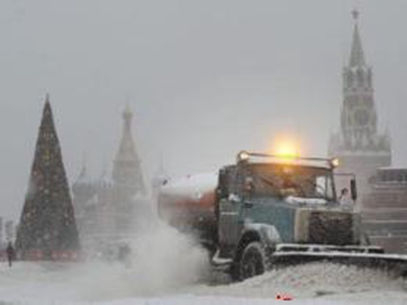 Первый снегопад в декабре парализовал движение на дорогах столицы (ВИДЕО)
