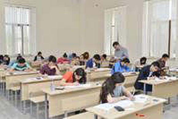 В школах Азербайджана проходит первый выпускной экзамен