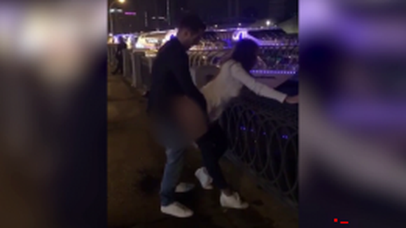 Видео с сексом молодой пары на набережной в Москве шокировало подписчиков