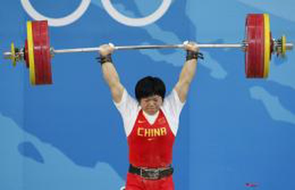 МОК лишил золота Олимпиады 2008 года трех китайских штангисток за допинг