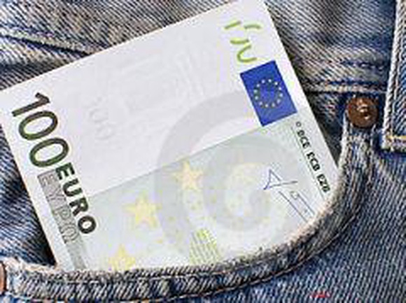 В джинсах из секонд-хенда нашли 100 евро