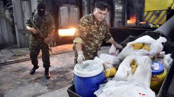 Более 2 тонн наркотиков сожгли в Узбекистане в доменной печи