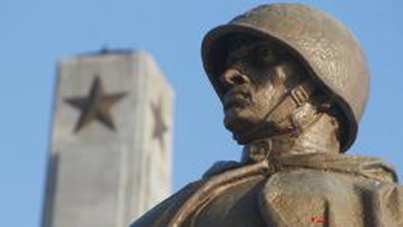 Под Псковом открыли памятник советскому Солдату-Победителю