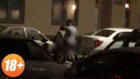 Возмущенные очевидцы сняли на видео пару, занимающуюся сексом на улице в Екатеринбурге