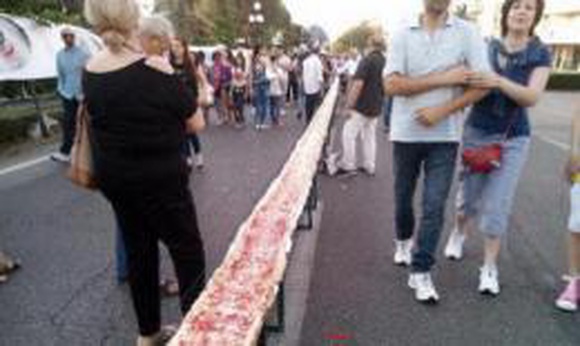 В Италии приготовили пиццу-рекордсмен длиннее километра