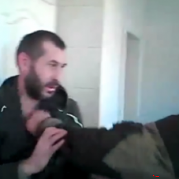 В сети появилось видео, в котором ополченец-якут избивает «москвича» за дезертирство