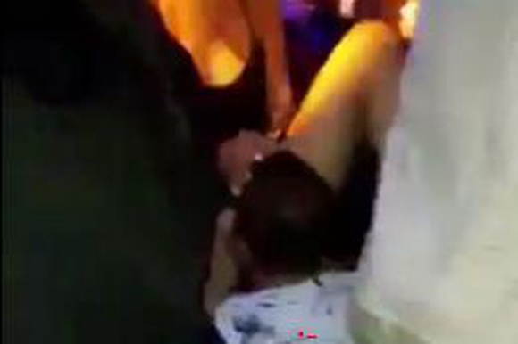 Парочка занялась оральным сексом в баре прямо на стуле у танцпола 18+